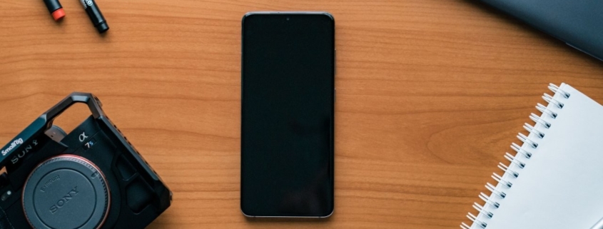 Dictaphone numérique et smartphone utilisés pour la dictée professionnelle