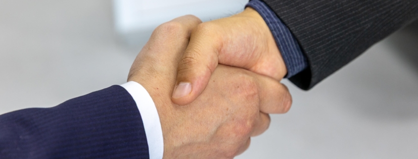 Professionnel et secrétaire virtuelle en collaboration de longue date