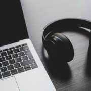 retranscription-audio-tarif-assistance-virtuelle.jpg Secrétaire freelance retranscrivant un enregistrement audio sur ordinateur
