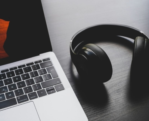 Secrétaire freelance retranscrivant un enregistrement audio sur ordinateur