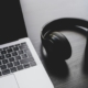 Secrétaire freelance retranscrivant un enregistrement audio sur ordinateur