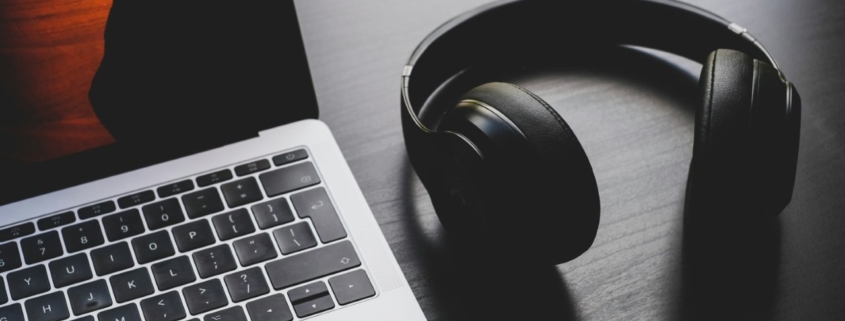 Secrétaire freelance retranscrivant un enregistrement audio sur ordinateur