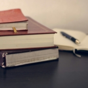 secret-professionnel-avocat-ia-assistance-virtuelle Bureau d'avocat avec documents confidentiels, illustrant les enjeux du secret professionnel face à l'IA