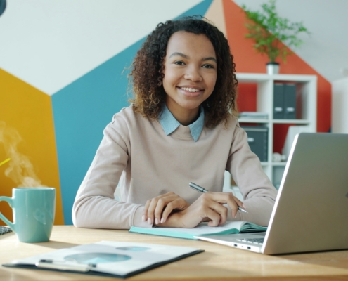 Secrétaire virtuelle à distance — comparatif avec assistante administrative | Assistance Virtuelle