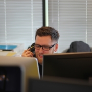 secretariat-externalise-agent-immobilier-assistance-virtuelle.jpg Secrétaire à distance gérant les appels et rendez-vous d'un agent immobilier