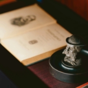 secretariat-huissier-justice-externalise-distance-assistance-virtuelle.jpg Bureau d'huissier de justice avec documents juridiques — secrétariat externalisé à distance par Assistance Virtuelle