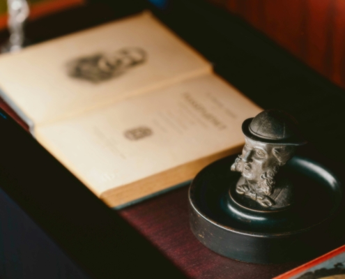 Bureau d'huissier de justice avec documents juridiques — secrétariat externalisé à distance par Assistance Virtuelle