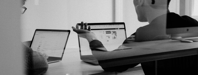 secrétariat humain travaillant aux côtés d'outils IA