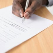 Vérification d’un contrat de prestation de secrétariat Professionnel vérifiant les clauses d’un contrat de secrétariat