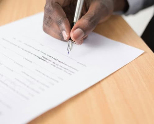 Professionnel vérifiant les clauses d’un contrat de secrétariat