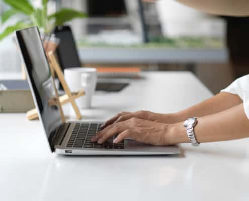 Assistante assurant la délégation de gestion d’une boîte mail