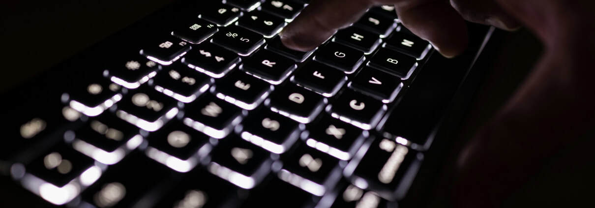 Professionnel externalisant son secrétariat à distance avec Assistance Virtuelle