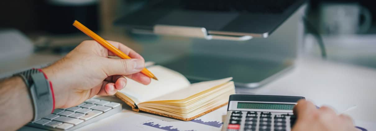 Secrétaire expert-comptable réalisant la saisie et le secrétariat comptable à distance