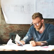 Suivi administratif d’un permis de construire Architecte vérifiant les pièces d’un permis de construire