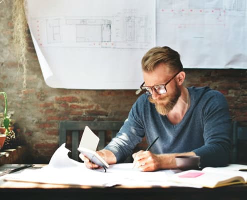 Architecte vérifiant les pièces d’un permis de construire
