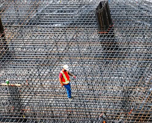 Expert du bâtiment prenant des notes sur un chantier pour son rapport d'expertise