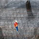 Expert du bâtiment prenant des notes sur un chantier pour son rapport d'expertise