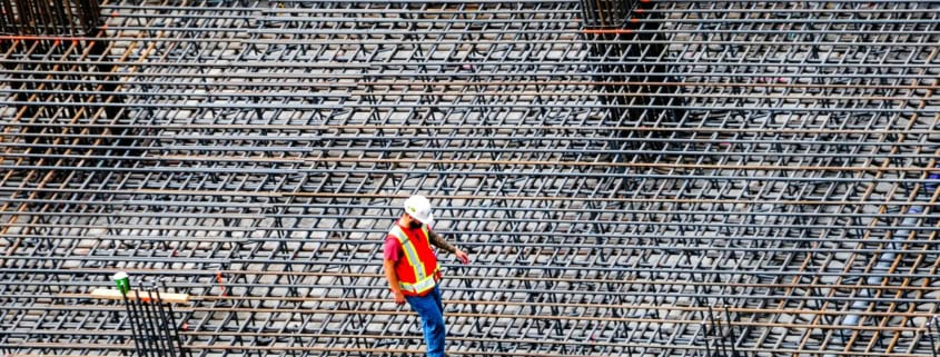Expert du bâtiment prenant des notes sur un chantier pour son rapport d'expertise