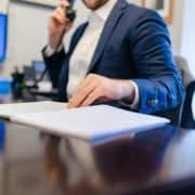 Secrétariat pour juriste d’entreprise Juriste d’entreprise examinant des contrats avec son assistante