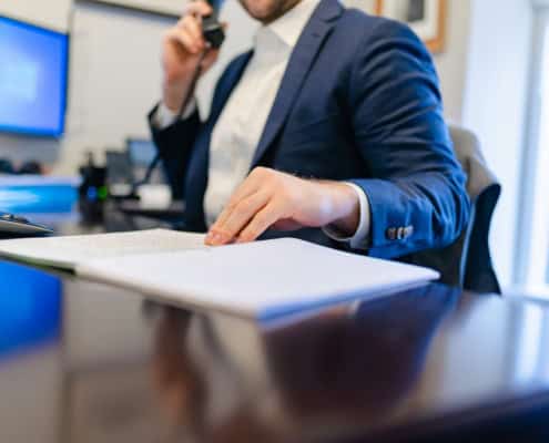 Juriste d’entreprise examinant des contrats avec son assistante