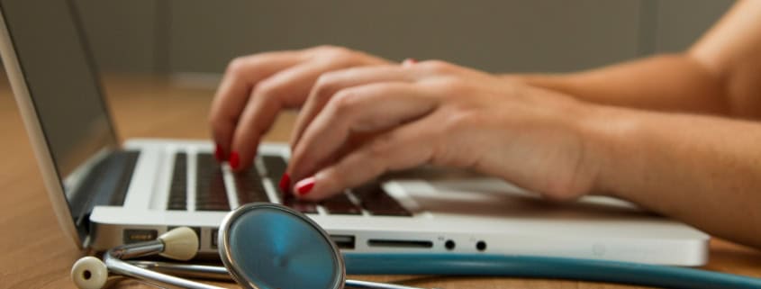 Médecin utilisant un assistant vocal médical numérique