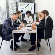 Clause sociale et externalisation dans un appel d’offres Équipe examinant une clause sociale d’appel d’offres avant externalisation