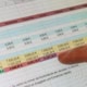 Calculatrice et documents illustrant différentes solutions tarifaires