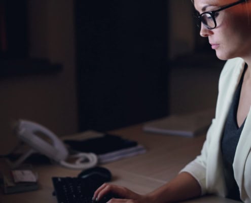 Secrétaire assurant une permanence téléphonique en horaires étendus