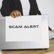Phishing dans un cabinet libéral Alerte contre le phishing affichée devant un ordinateur professionnel
