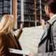 Diagnostiqueur immobilier préparant un rapport réglementaire