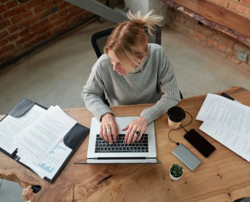 Comptable préparant la facturation électronique sur ordinateur