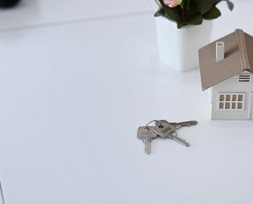 Gestionnaire locatif préparant les documents d’un logement