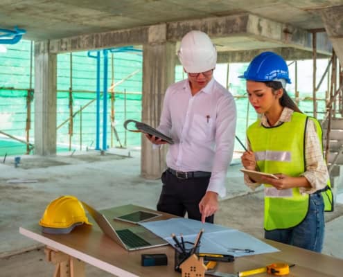 Maître d’œuvre coordonnant un chantier avec plans et compte rendu