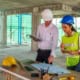 Maître d’œuvre coordonnant un chantier avec plans et compte rendu