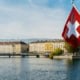 Facture et francs suisses sur un bureau professionnel
